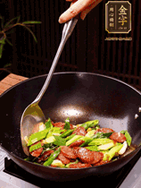 油熱下香腸炒至兩面微焦，下姜蒜、干辣椒、小米椒碎爆香