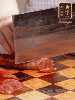 金字香腸煮熟，切片