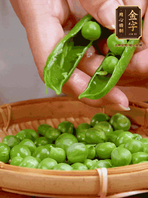 甜豆去殼，剝出甜豆米。百合小心剝成片。