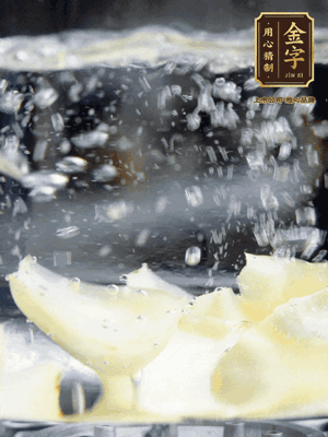 燒開一鍋水，甜豆米、百合燙10秒