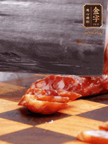 處理食材：香腸切片，土豆切塊、胡蘿卜切丁、豆角切段