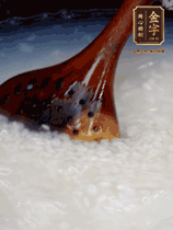 大米淘洗干凈，水開放入大米，煮3分鐘，煮到用手可以掐斷大米，撈出瀝干備用