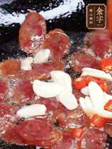 香腸煸香，加大蒜、小米辣增加香味