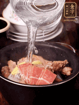 所有食材放入電飯鍋，加2勺料酒，足量的開水，按煲湯鍵煮湯