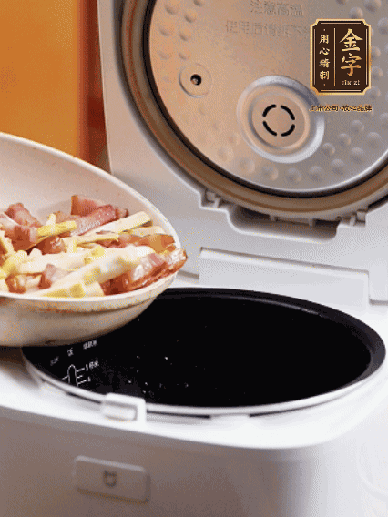 和洗凈的大米一起倒入電飯煲，攪拌均勻。水剛好沒過大米