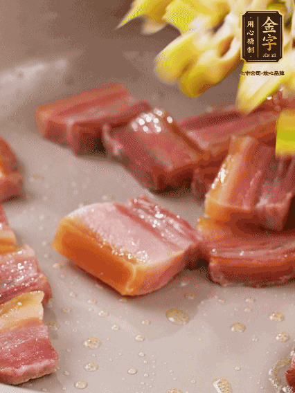 再放春筍翻炒一下，倒入砂鍋中，加適量的熱水，大火燜煮6分鐘