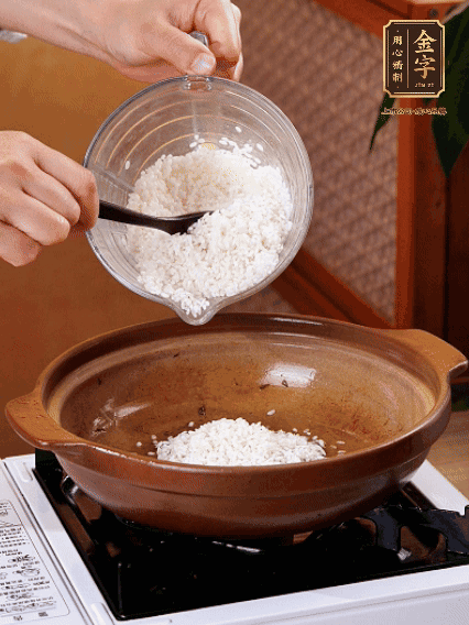 砂鍋中倒入煎羊肚菌的油，涂勻。加入提前浸泡過1小時的生米，再加入和生米齊平的水,,蓋蓋子，大火煮沸后轉(zhuǎn)小火煮至水分微干