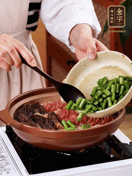 鋪上金字香腸、羊肚菌、蘆筍，蓋蓋子燜7分鐘