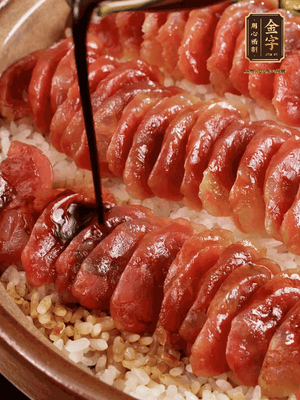 淋上醬汁攪拌均勻
調(diào)一個醬汁：生抽2匙、老抽半匙、蠔油半匙、白砂糖1/3匙、雞精1/3匙、香油5滴、水1匙