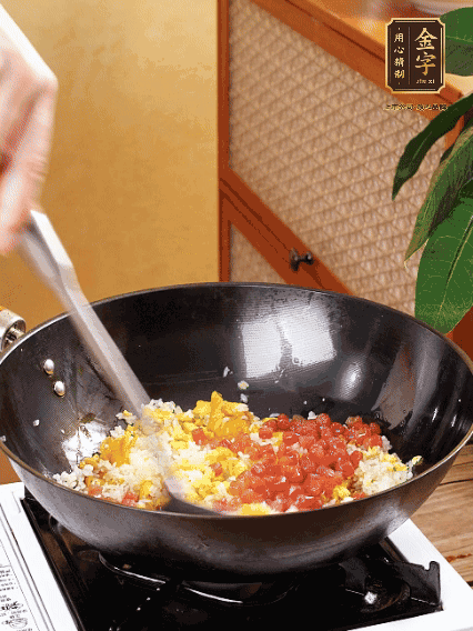 放隔夜飯攪散，加香腸，1勺生抽、半勺鹽調(diào)味。最后撒蔥花