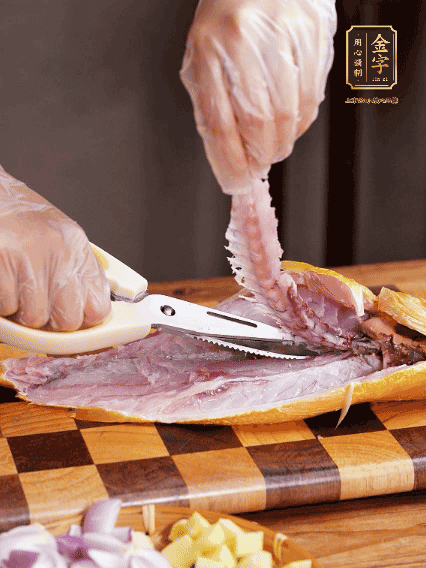 黃魚(yú)處理干凈，對(duì)半片開(kāi)去骨，泡入蔥姜水、料酒、鹽調(diào)成的料汁中浸泡15分鐘，擦干水分