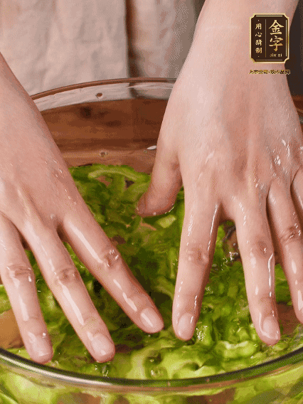 苦瓜去瓤切片，用鹽腌20分鐘，反復(fù)洗凈去苦味