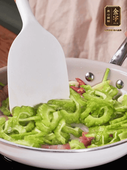 熱油，火腿、蔥姜、干辣椒煸香，再下苦瓜翻炒