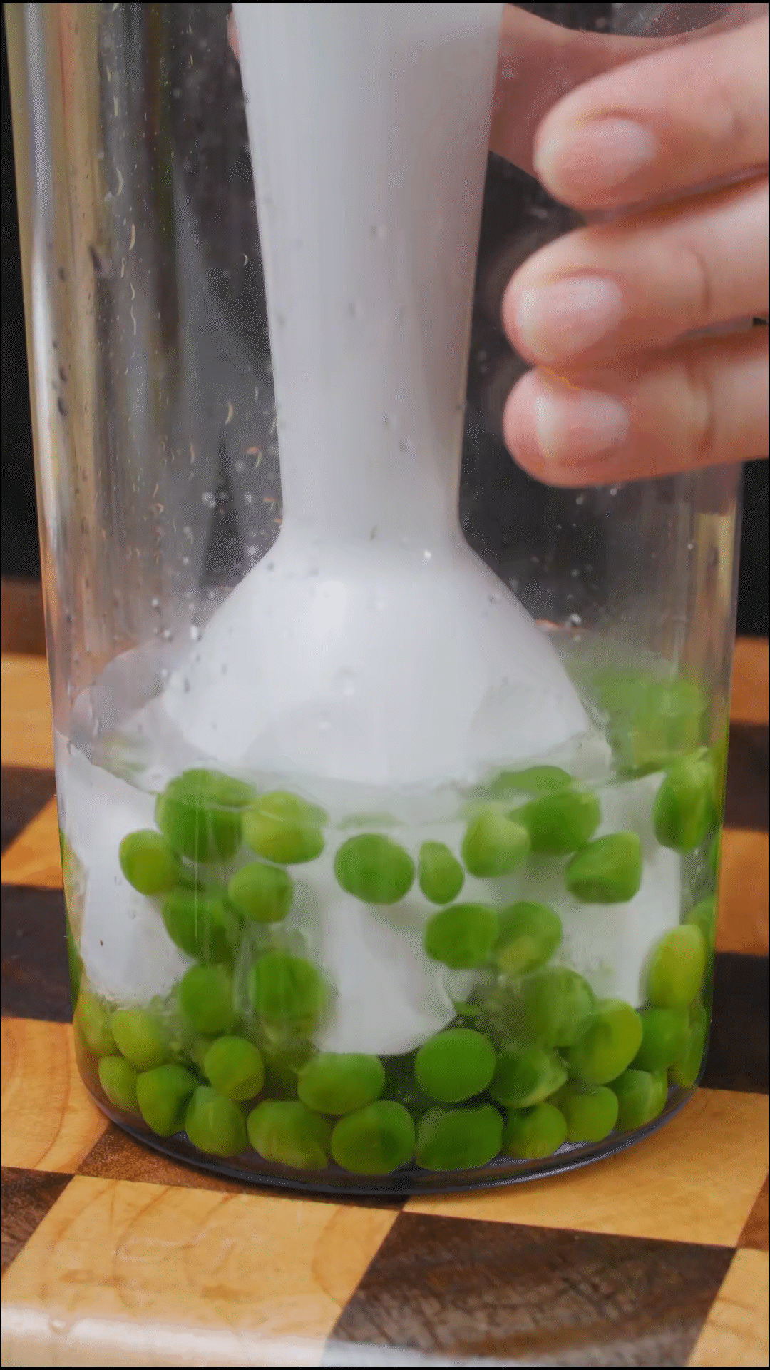 斷生的豌豆加水和大蒜，放入料理機(jī)打成糊狀
