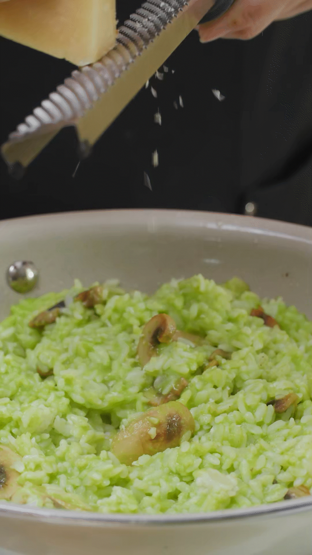 倒入豌豆泥、干酪、一塊黃油和黑胡椒海鹽調(diào)味
