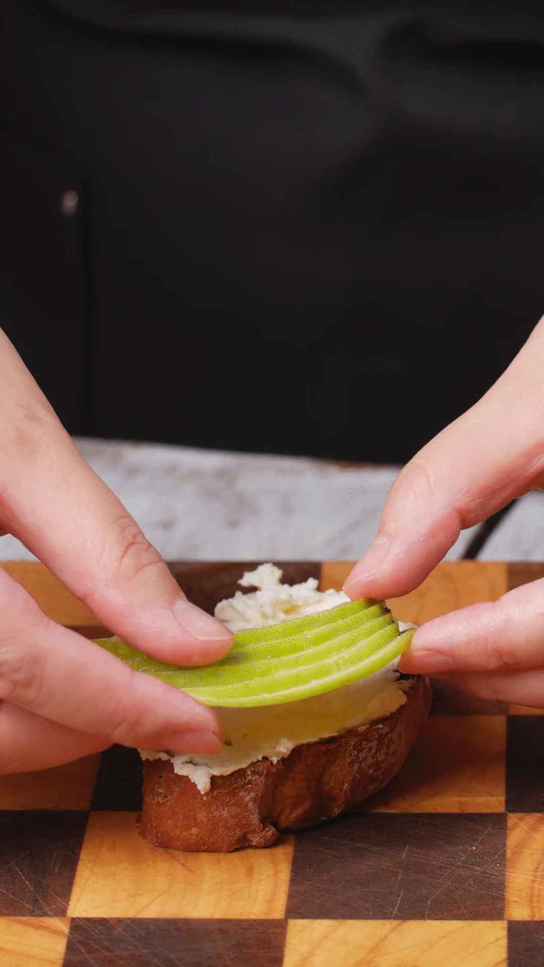 歐包抹上奶酪依次放上：蘋(píng)果、梨、藍(lán)莓
