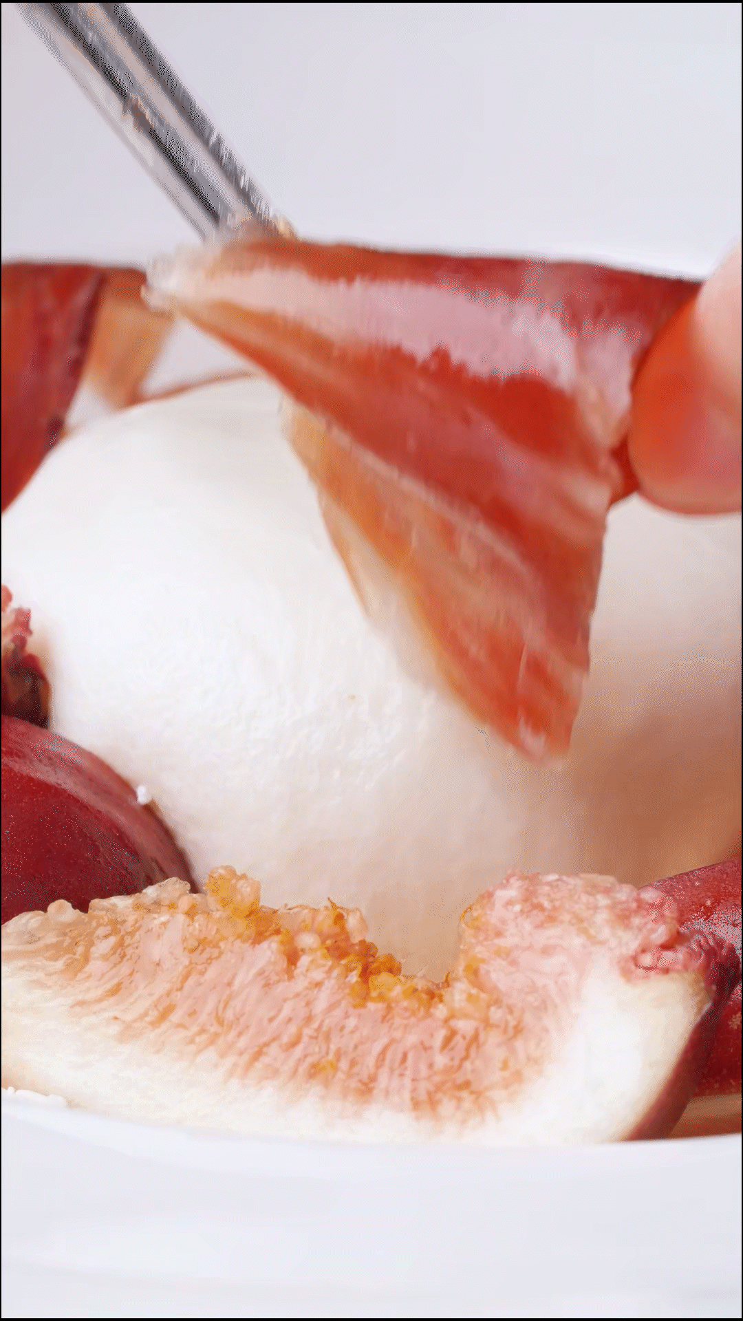 把希臘酸奶到入盤子中抹平
