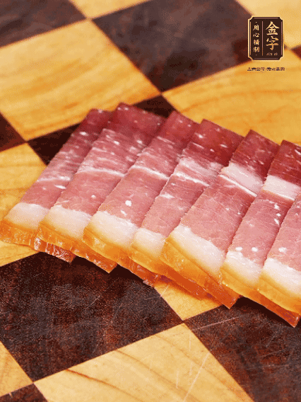 鮑魚(yú)處理干凈，金字火腿切片備用