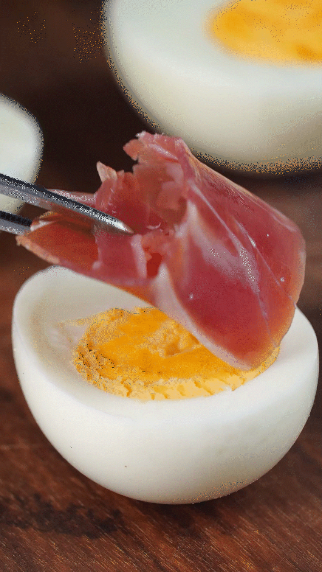 撈出過冷水，去殼后對半切開