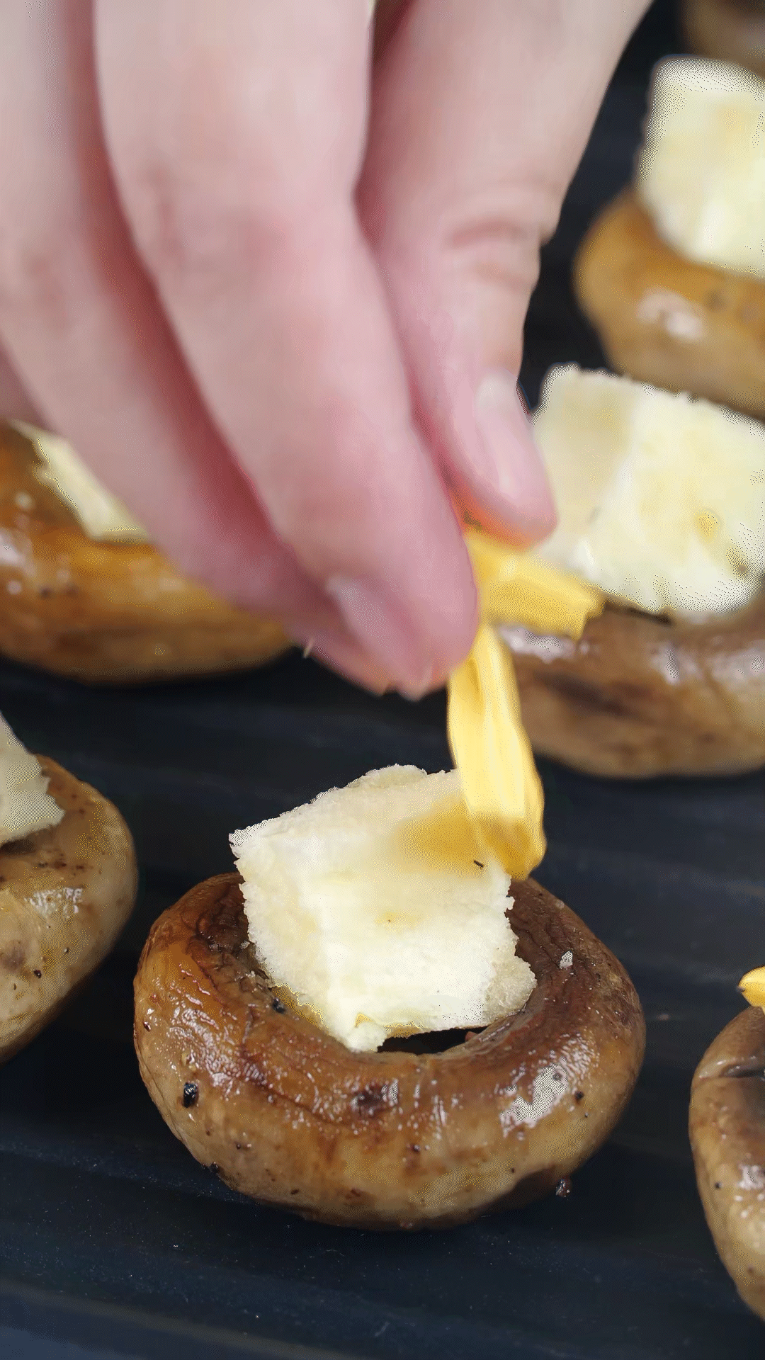 面包切小粒，放入口蘑凹處，蓋上芝士，烤箱180度烤10分鐘