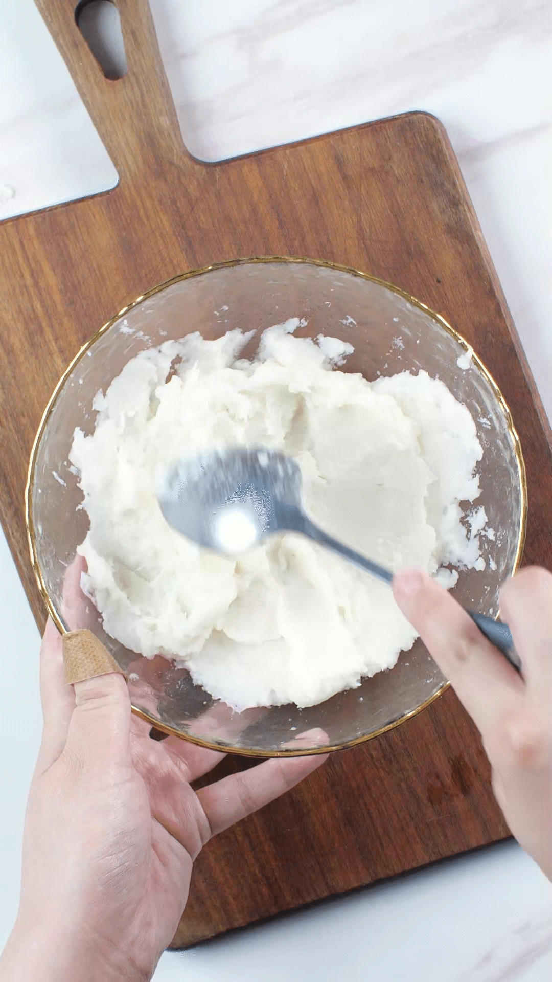 山藥去皮蒸熟，用涂抹奶酪、海鹽、橄欖油調(diào)味