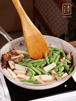 加少許生抽、蠔油、料酒、雞精調(diào)味，少許清水燜2分鐘，炒至豆角皺皮即可