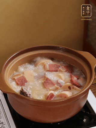 豬油潤鍋，豬骨、姜片煸出油脂香，再依次下開水、蓮藕、火腿，大火燒開