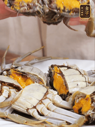 大閘蟹處理干凈，一切兩半。