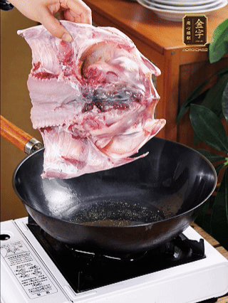 鍋里油燒熱（一半豬油、一半玉米油），放入魚頭，把魚頭煎至少兩面金黃