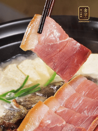 加入一丟丟鹽，撒點(diǎn)胡椒粉，蔥段點(diǎn)綴